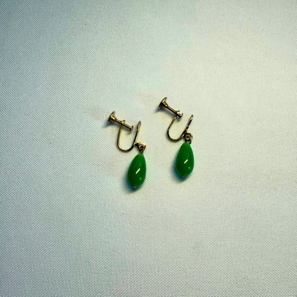 Vintage Green Drop Screwback Earrings - Picture 3 of 3